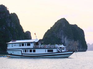 amira-cruises-bai-tu-long-bay22