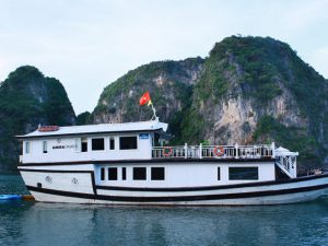 amira-cruises-bai-tu-long-bay24